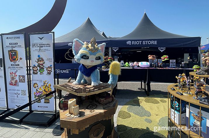 ▲ 우리은행, 카스 OP.GG, JW 중외제약, 로지텍, 레드불까지 스폰서 부스도 자리했다 (사진: 게임메카 촬영)