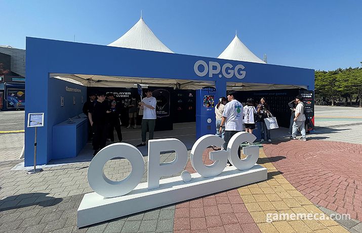 ▲ 힘차게 발을 굴러 높은 점수를 기록해야 하는 스탭퍼 게임 (사진: 게임메카 촬영)