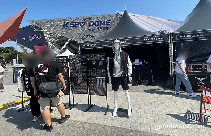 ▲ LCK 공식 상품을 구매할 수 있는 LCK 샵 (사진: 게임메카 촬영)