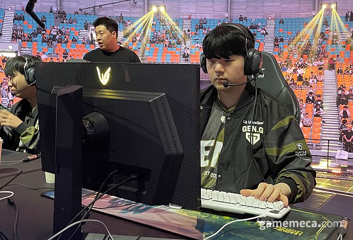 ▲ LCK 결승전 현장은 젠지(상)과 T1(하)의 팀 컬러로 물들었다 (사진: 게임메카 촬영)