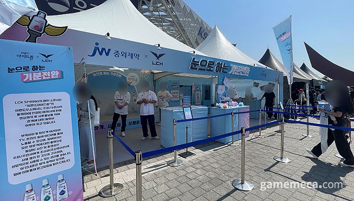 ▲ 빛나는 버튼을 최대한 빨리 눌러야 하는 이벤트 게임 (사진: 게임메카 촬영)