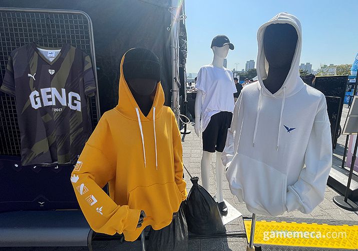 ▲ T1과 젠지 팀 공식 상품을 판매하는 스토어도 있었다 (사진: 게임메카 촬영)
