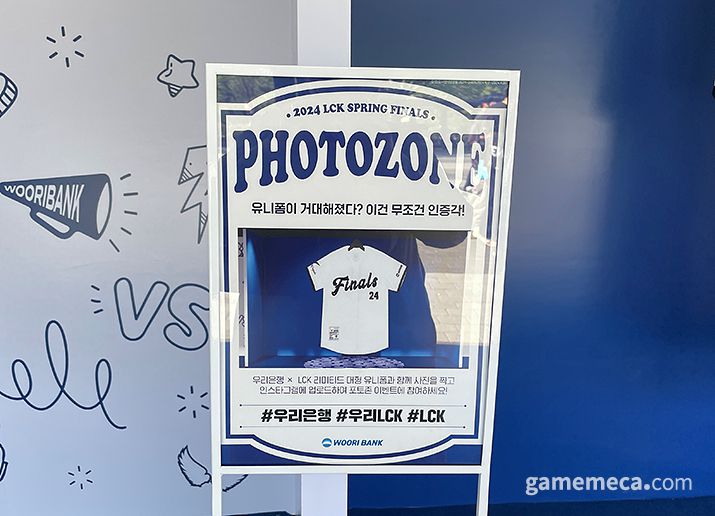 ▲ 관중 입장이 시작되며 관람석도 조금씩 차기 시작했다 (사진: 게임메카 촬영)