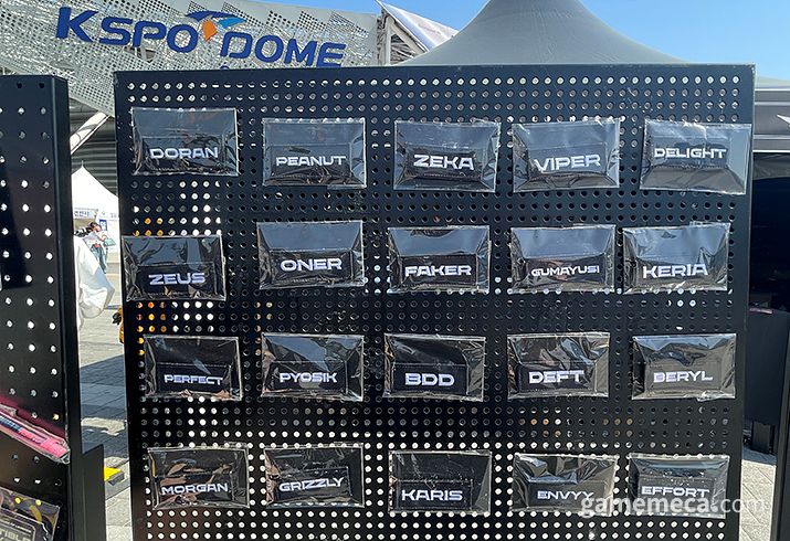 ▲ 거대한 유미 인형이 지키고 있다 (사진: 게임메카 촬영)