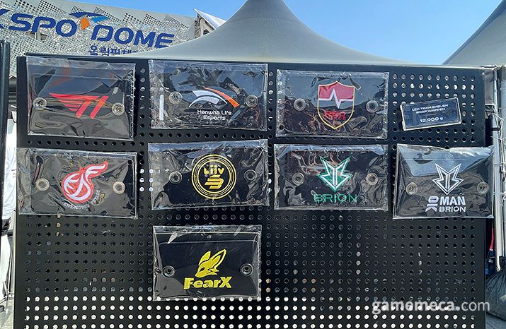 ▲ 리그 오브 레전드 상품을 구매할 수 있는 라이엇 스토어 (사진: 게임메카 촬영)