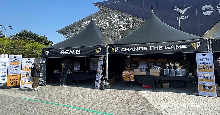 ▲ 떨어지는 봉을 빠르게 받아내야 하는 순발력 테스트 (사진: 게임메카 촬영)