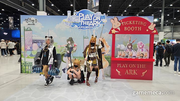 ▲ 입구 근처에 있는 전장 포토존에서 코스어 분들의 수준 높은 코스튬플레이를 만나볼 수 있습니다 (사진: 게임메카 촬영)