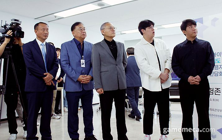 ▲ 게임위 김규철 위원장, 문체부 유인촌 장관, 전현직 프로게이머인 홍진호와 문호준 등 관계자 다수가 자리했다 (사진: 게임메카 촬영)