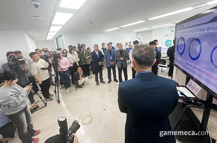 ▲ 자료를 보며 설명을 듣는 중이다 (사진: 게임메카 촬영)