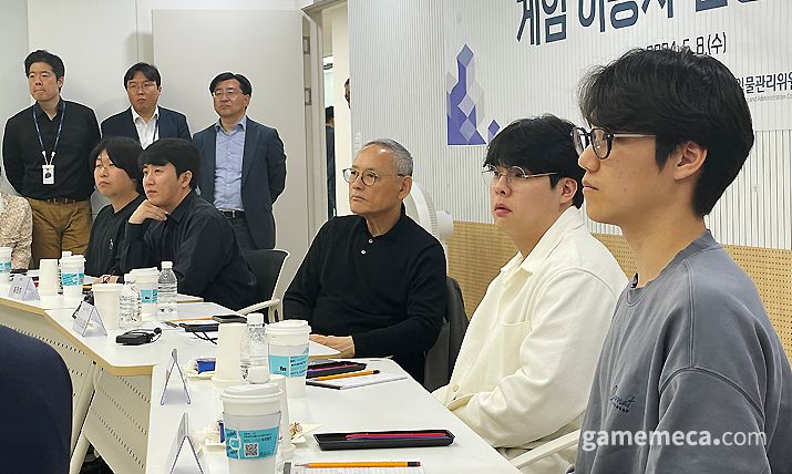 ▲ 여러 게이머와 함께 유 장관도 마지막까지 자리해 이야기를 들었다 (사진: 게임메카 촬영)