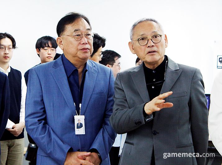 ▲ 유인촌 장관은 해외 게임사가 제도를 어길 경우 어떻게 되는지에 대해 물었다 (사진: 게임메카 촬영)