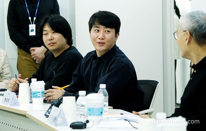 ▲ 홍진호는 게임 과몰입에 대한 지적에 부모님이 플레이 시간 등을 조절하는 것을 도와주는 것이 좋겠다고 답했다 (사진: 게임메카 촬영)
