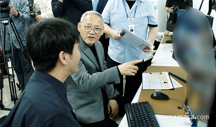 ▲ 유인촌 장관은 현장에서 획득 확률이 낮은 고등급 아이템을 뽑았다 (사진: 게임메카 촬영)
