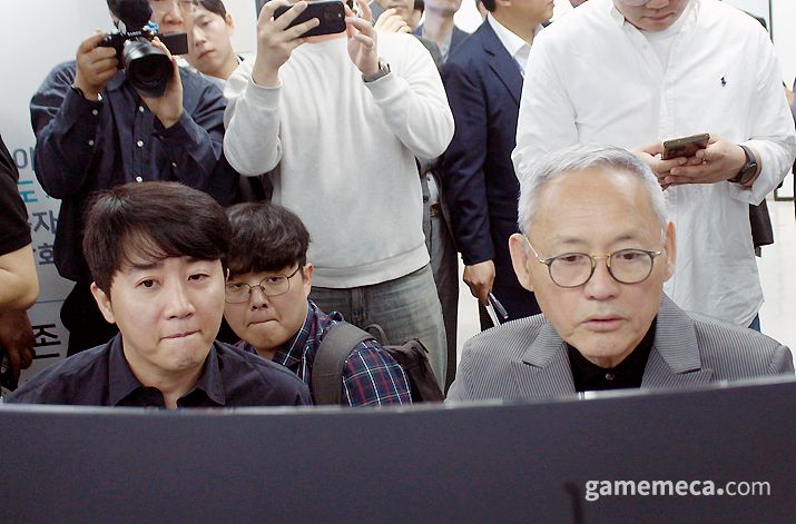 ▲ 정부 관계자, 기자 다수가 지켜보는 가운데 진지하게 모니터링에 임하고 있다 (사진: 게임메카 촬영)