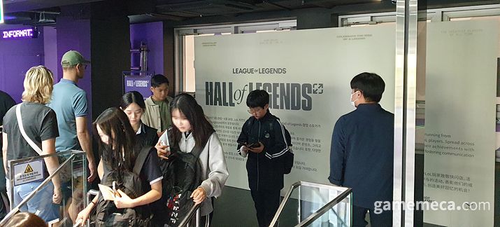 ▲ 멀리서 보이는 페이커의 연혁 (사진: 게임메카 촬영)