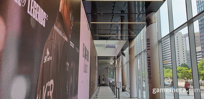 ▲ 입구에서부터 '대상혁'을 외치게 만드는 경건함이 느껴진다 (사진: 게임메카 촬영)