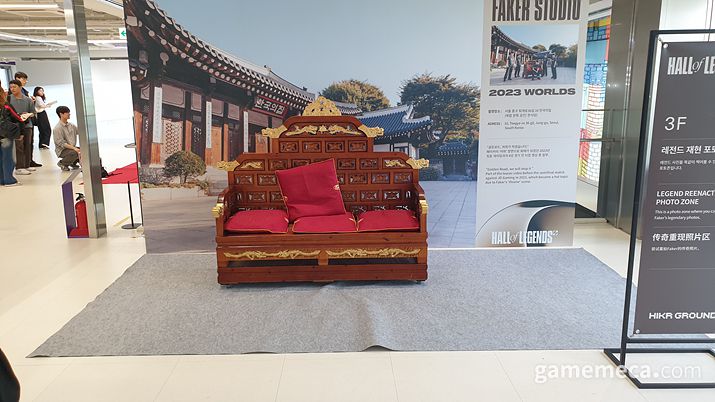 ▲ 정말 다양하고 많은 책들을 읽었다 (사진: 게임메카 촬영)