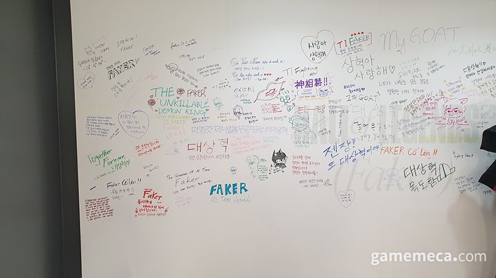 ▲ 독서가 페이커 선수가 즐겨 읽는 책이 전시된 도서관에 도착한다 (사진: 게임메카 촬영)