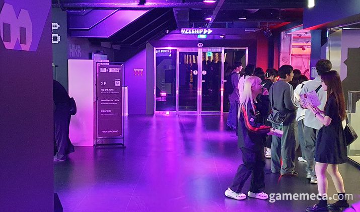 ▲ 숭배가 끝나면 가벼운 포토부스가 보인다 (사진: 게임메카 촬영)