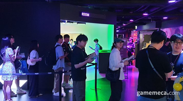 ▲ 상시숭배 스테이지, 멋진 페이커의 모습을 배경으로 (사진: 게임메카 촬영)