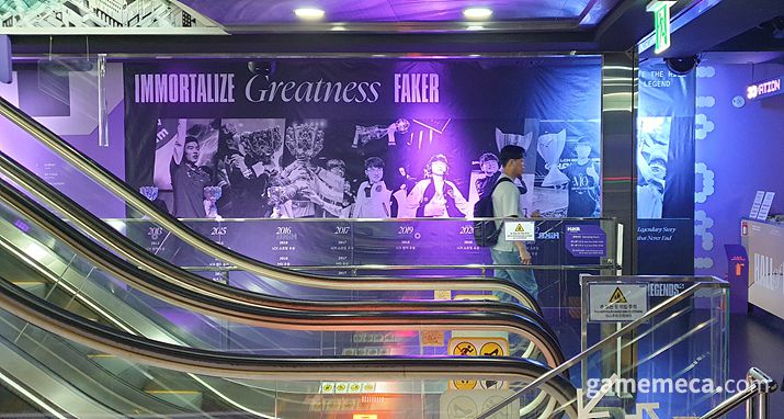 ▲ 안에 들어가자 아직도 수많은 인원이 기다리고 있다 (사진: 게임메카 촬영)