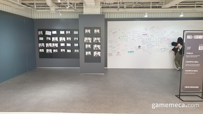 ▲ 페이커의 위대한 순간에 투표할 수 있다 (사진: 게임메카 촬영)