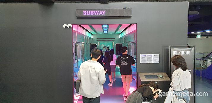 ▲ 페이커의 사진과 포스터를 볼 수 있다 (사진: 게임메카 촬영)