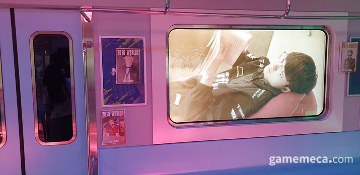 ▲ 페이커 사진과 영상을 배경으로 촬영하는 포토존 (사진: 게임메카 촬영)