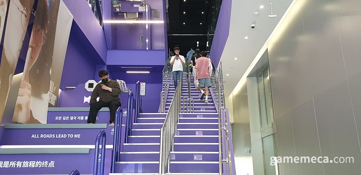 ▲ 이미 수많은 참배자가 숭배를 끝내고 집으로 향한다 (사진: 게임메카 촬영)