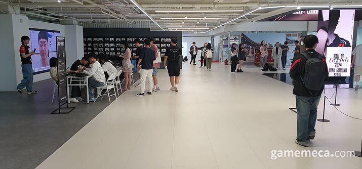 ▲ 뒤편에는 2023년 월드 챔피언십을 촬영한 옥좌에서 사진도 찍을 수 있다 (사진: 게임메카 촬영)