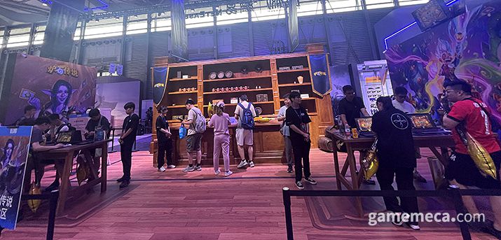 ▲ 나무 인테리어가 하스스톤 특유의 분위기를 잘 전달해준다 (사진: 게임메카 촬영)