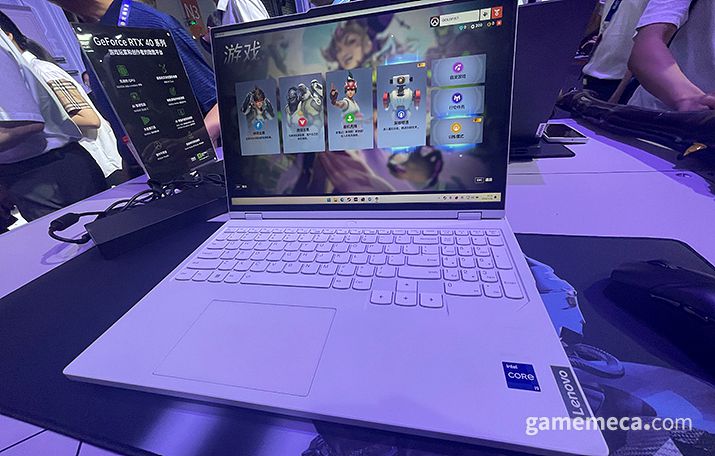 ▲ 게임 속 무기도 전시됐다 (사진: 게임메카 촬영)