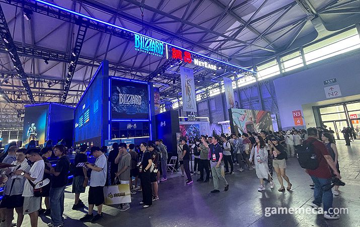 ▲ 부스 주변에 대기열이 길게 형성됐다 (사진: 게임메카 촬영)