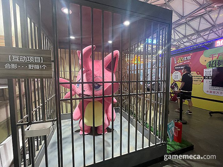 ▲ 일반 직원도 노동을 피해갈 수는 없었다 (사진: 게임메카 촬영)