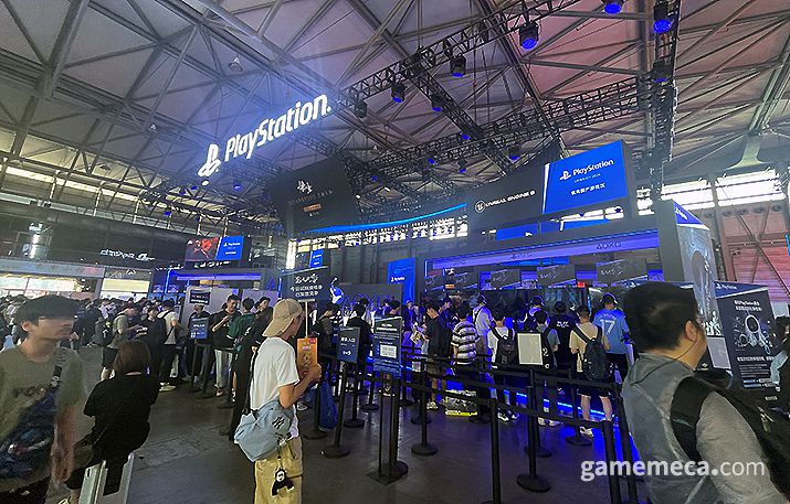 ▲ 많은 참관객이 방문한 플레이스테이션 부스 (사진: 게임메카 촬영)