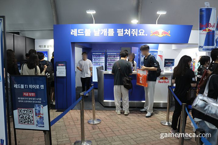 ▲ 팬 페스타 중앙에 위치한 메인 스폰서 우리은행 부스에서는 (사진: 게임메카 촬영)