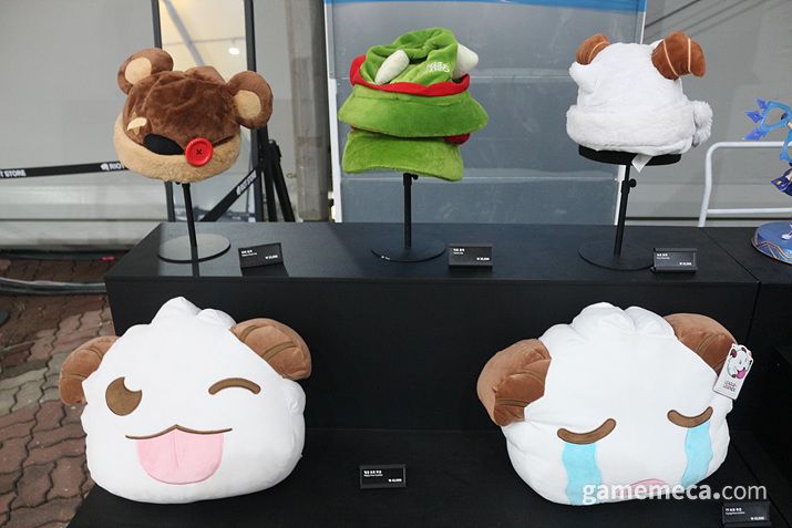 ▲ 내부에서는 이미 많은 팬들이 전략적 팀 전투를 플레이하고 있었다 (사진: 게임메카 촬영)