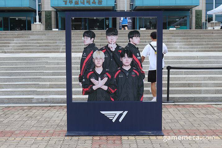 ▲ 입장 후 가장 먼저 만날 수 있는 LCK 부스에서는 (사진: 게임메카 촬영)