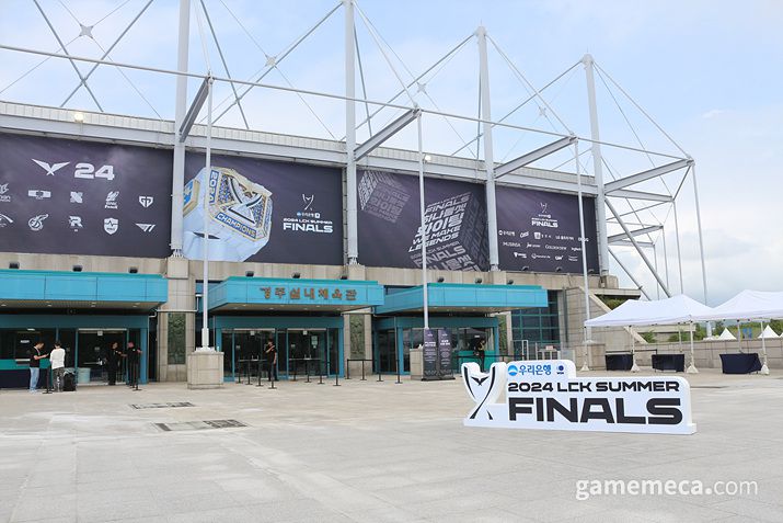 ▲ LCK 서머 결승전 무대를 앞두고 묘한 긴장감이 맴돌았다 (사진: 게임메카 촬영)