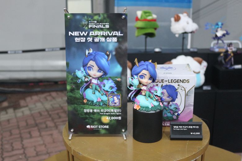 ▲ 상당한 완성도를 자랑하는 코스플레이어도 곳곳에서 만날 수 있다 (사진: 게임메카 촬영)