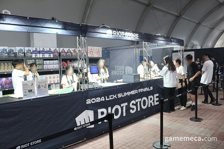 ▲ 우리은행 부스를 가로질러가면 전략적 팀 전투 부스가 반겨준다 (사진: 게임메카 촬영)