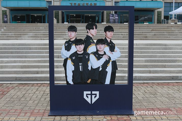 ▲ 한화와 젠지, T1 선수들 모습이 경주 실내체육관 정문을 장식했다 (사진: 게임메카 촬영)