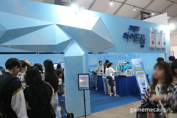 ▲ 선물을 증정하는 윷놀이 이벤트가 진행 중이었다 (사진: 게임메카 촬영)