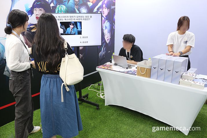 ▲ 라이엇게임즈 굿즈샵이 반겨준다 (사진: 게임메카 촬영)