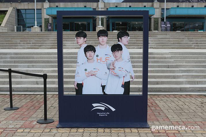 ▲ 실내체육관 옆에는 다양한 부스가 마련된 팬 페스타가 진행되고 있었다 (사진: 게임메카 촬영)