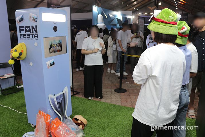 ▲ 귀엽고 아기자기한 굿즈를 한 데 모아놨다 (사진: 게임메카 촬영)