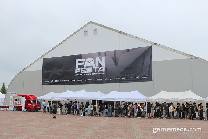 ▲ 센스 있는 걸로 유명한 LCK 유튜브 채널 썸네일을 시작으로 (사진: 게임메카 촬영)