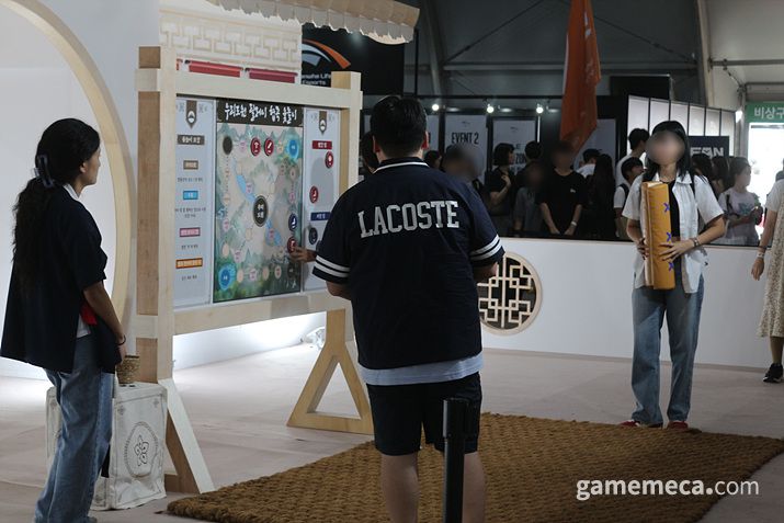 ▲ 맥주와 각종 굿즈를 판매하고 있었다 (사진: 게임메카 촬영)