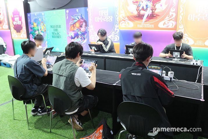 ▲ 센스 넘치는 현수막이 눈에 띈다 (사진: 게임메카 촬영)