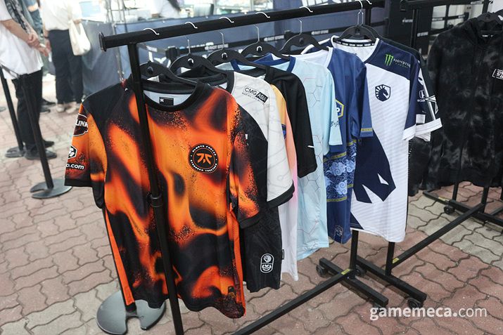 ▲ 외부에는 스폰서 중 하나인 카스가 부스를 차리고 팬들을 맞이했다 (사진: 게임메카 촬영)